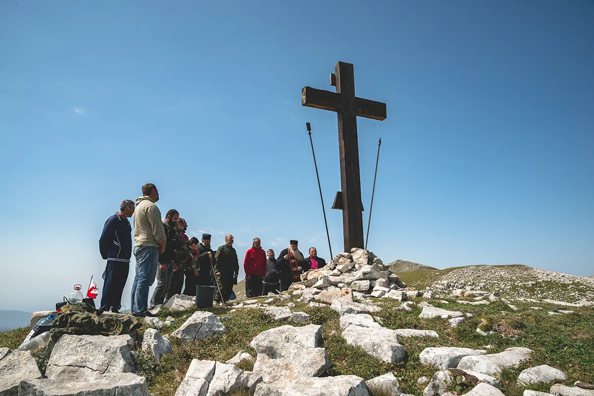 grupa pielgrzymów w miejscu świętym