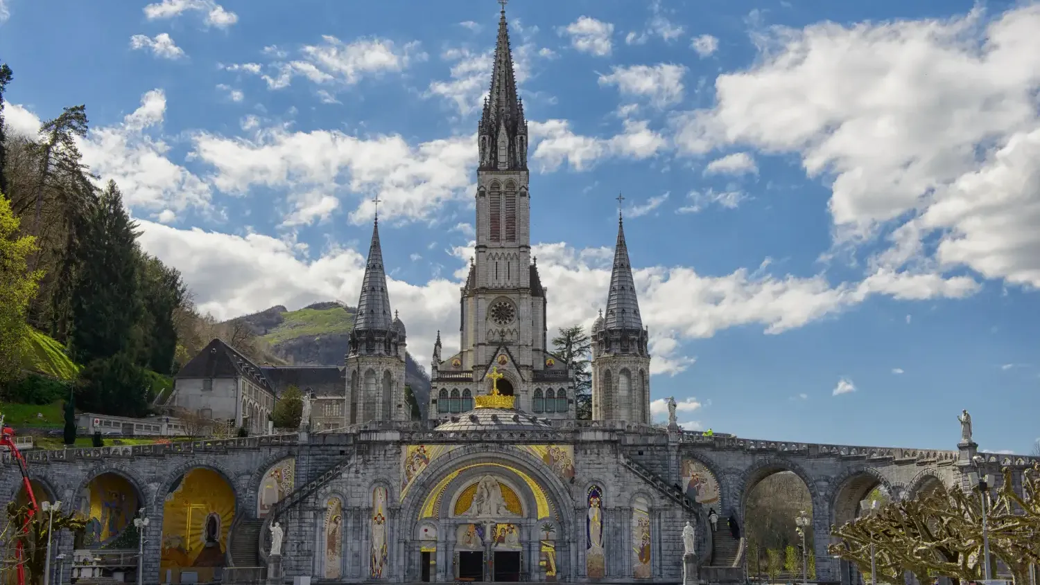 Bazylika w Lourdes – pielgrzymka z Rzymu do Lourdes, miejsce objawień i modlitwy tysięcy wiernych