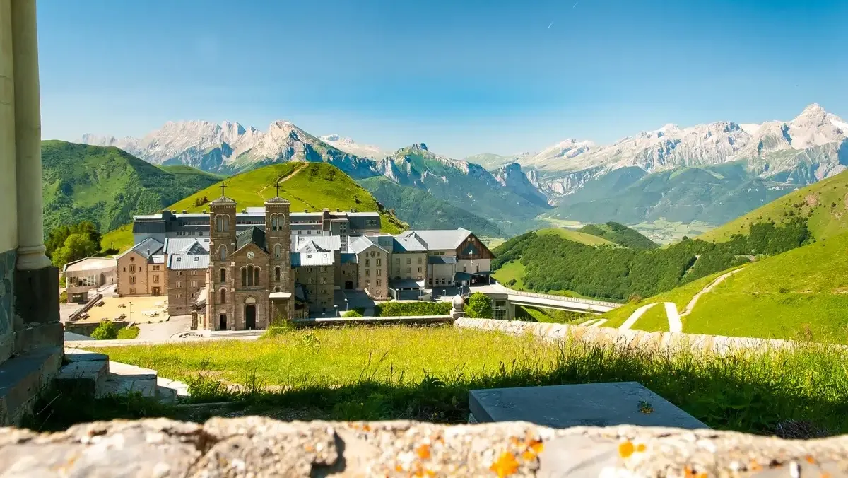 Sanktuarium Matki Bożej z La Salette w Alpach Francuskich – cel pielgrzymek duchowych w Europie.